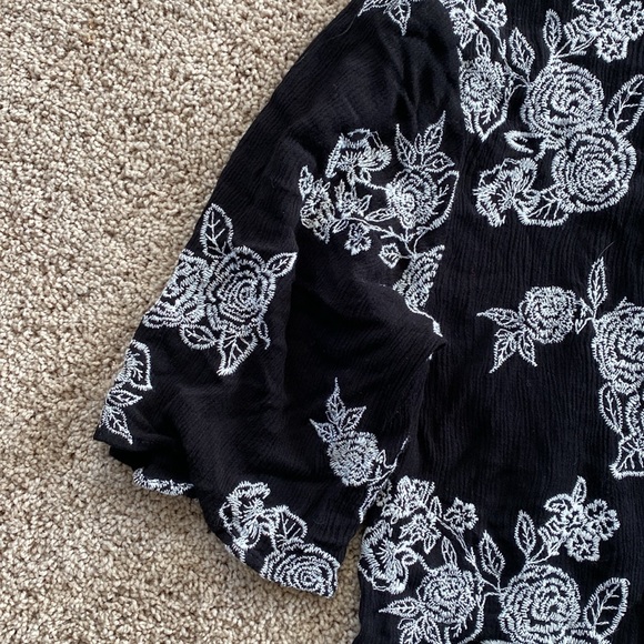 Women’s M, black kimono with white flowers embroidered - Picture 3 of 4